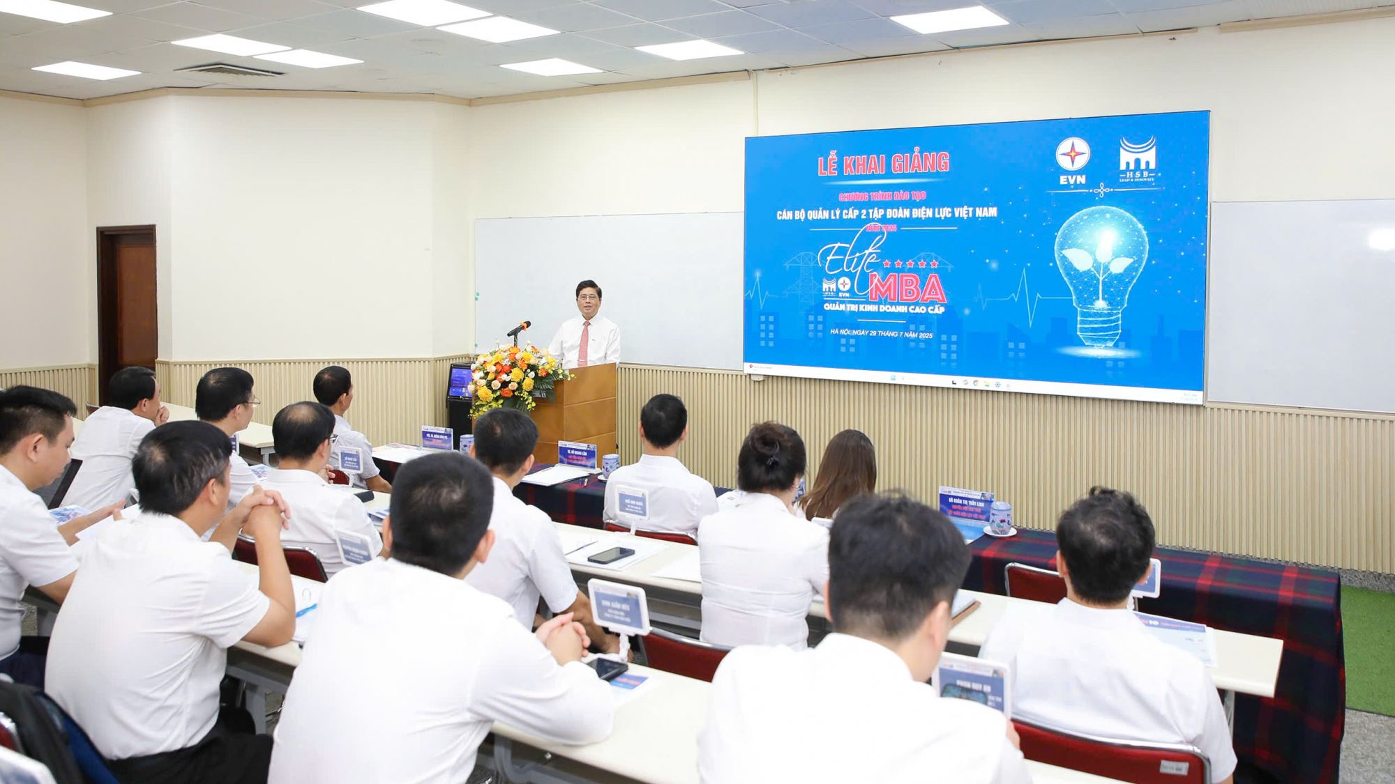 Ngày 29/7, tại Hà Nội, Tập đoàn Điện lực Việt Nam (EVN) phối hợp với Trường Quản trị và Kinh doanh – Đại học Quốc gia Hà Nội (HSB) tổ chức khai giảng chương trình đào tạo cán bộ quản lý cấp 2 (Elite MBA khóa 10), lớp khu vực miền Bắc.