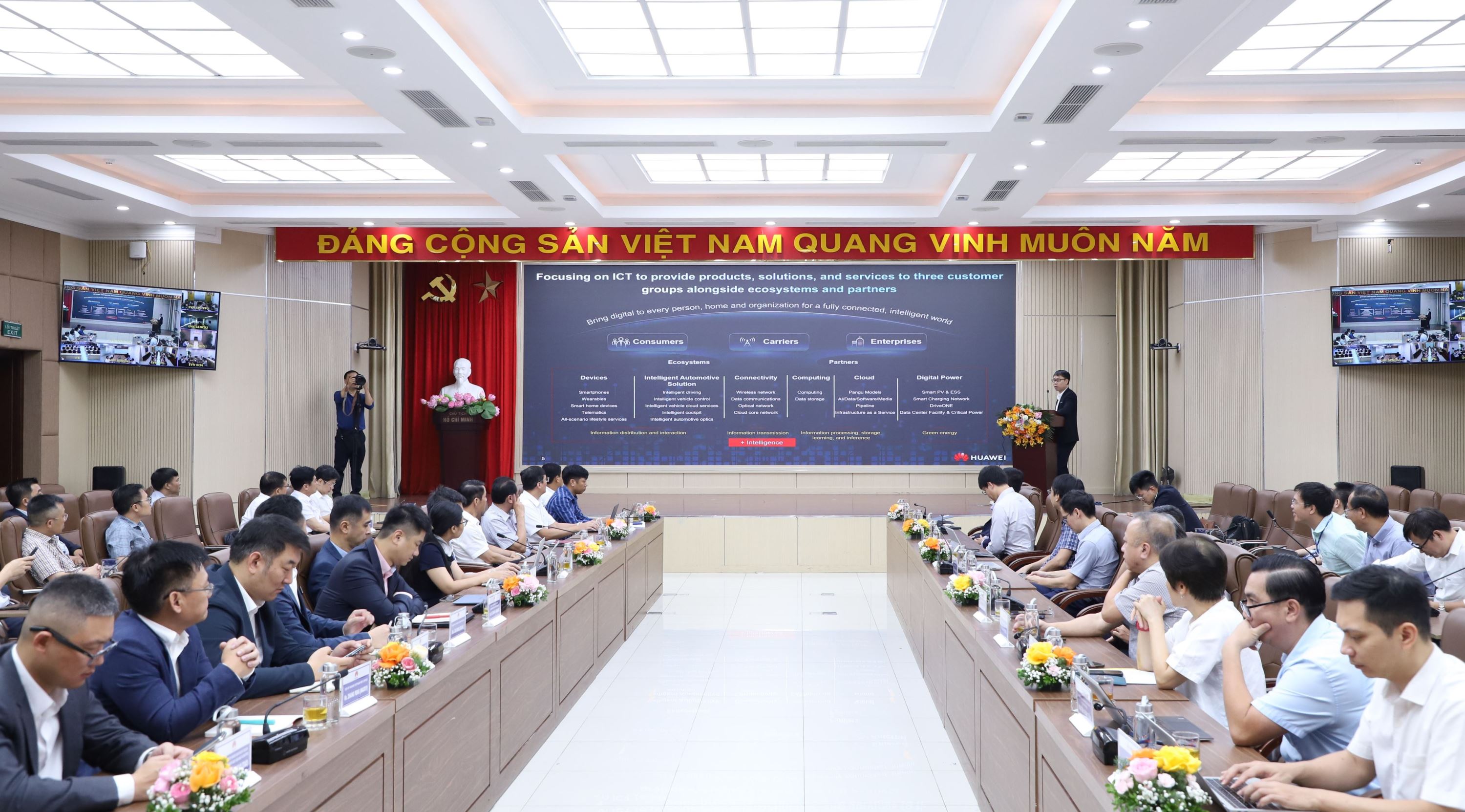 Ngày 30/7, tại Hà Nội, Tập đoàn Điện lực Việt Nam (EVN) và Tập đoàn Công nghệ Huawei (Trung Quốc) phối hợp tổ chức Hội thảo kỹ thuật với chủ đề “Lưới điện số, các giải pháp lưu trữ và giám sát năng lượng phân tán”. Hội thảo là hoạt động hợp tác đầu tiên được triển khai sau khi hai bên ký kết Biên bản ghi nhớ hợp tác (MoU) trong lĩnh vực năng lượng.